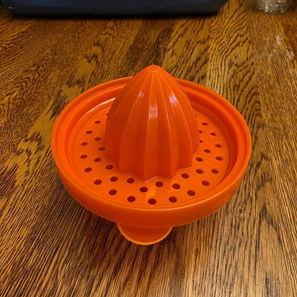 Sunkist Orange Plastic Manual Hand Juicer Citrus Squeezer Pour Spout 2 Piece Vtg